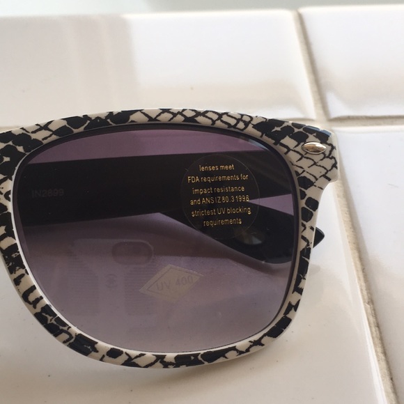 Snakeskin print sunglasses - Picture 2 of 4